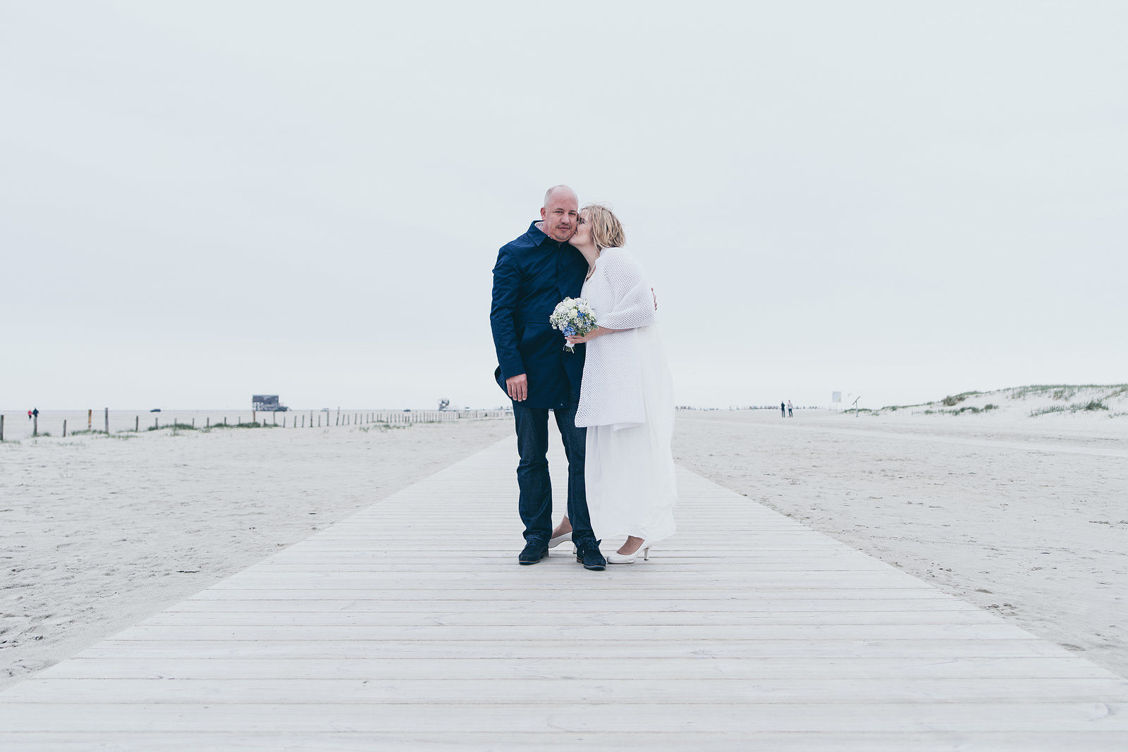 Hochzeitsfotograf Brautpaar am Strand Pfahlbauten in Sankt Peter-Ording