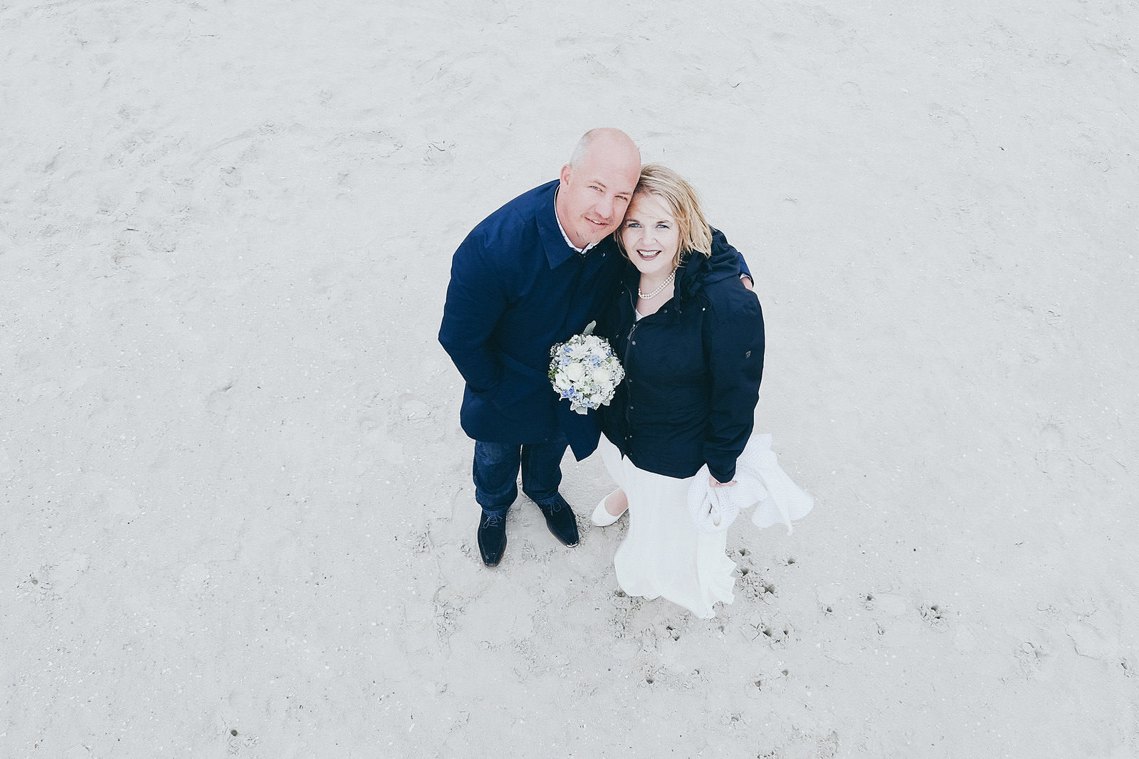 Hochzeitsfotograf Brautpaar am Strand Pfahlbauten in Sankt Peter-Ording