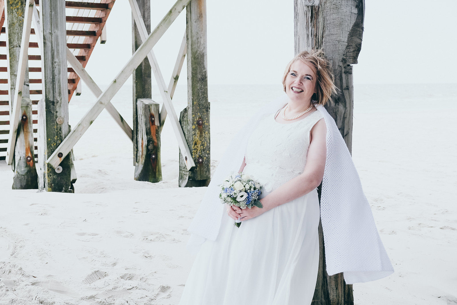 Hochzeitsfotograf Braut am Strand Pfahlbauten in Sankt Peter-Ording