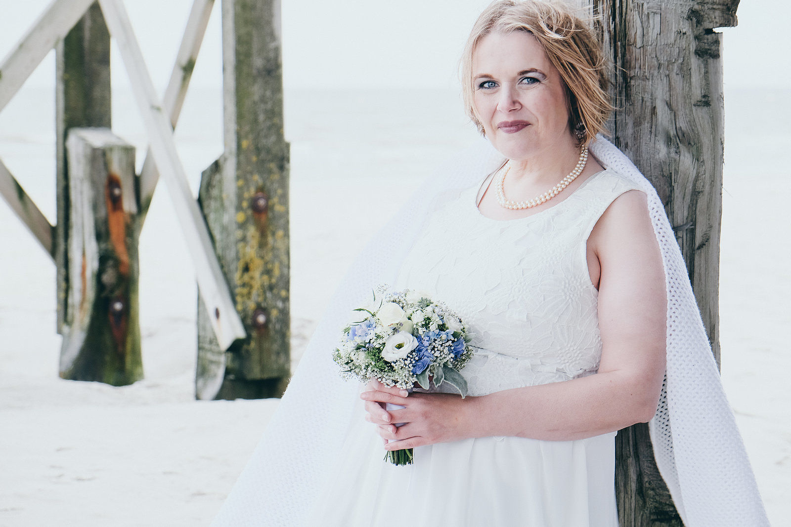 Hochzeitsfotograf Braut am Strand Pfahlbauten in Sankt Peter-Ording