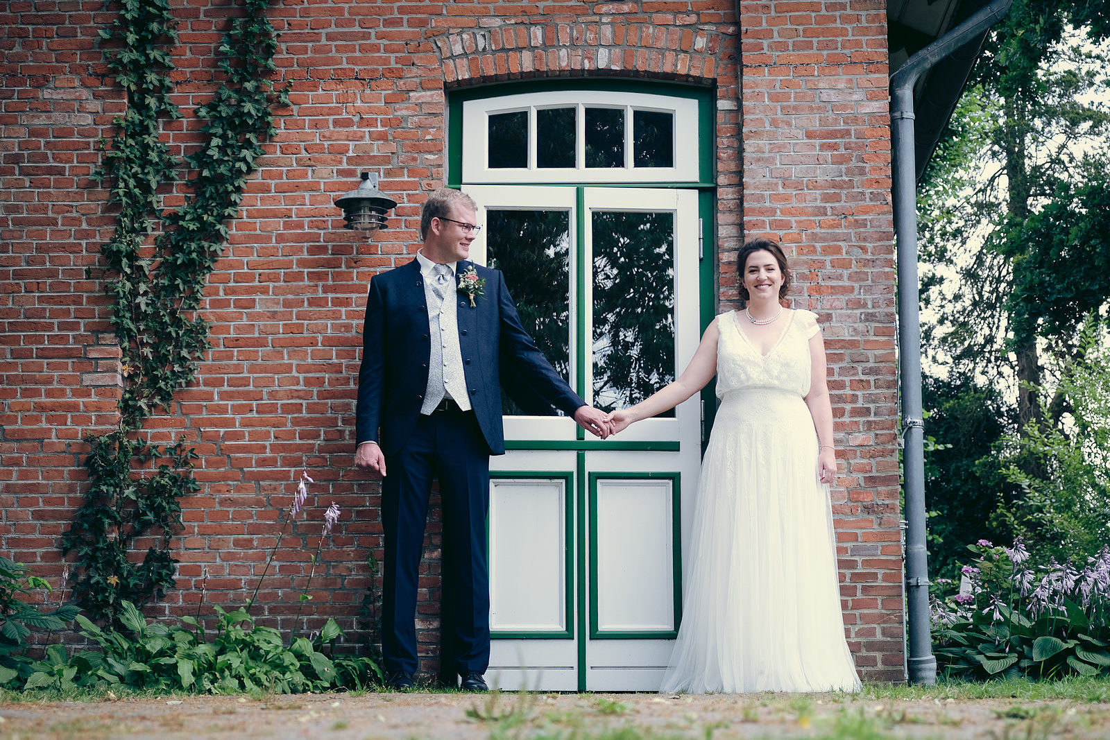 Hochzeitsfotograf Brautpaar vor Tür Hochzeit für Paare Schleswig-Holstein Itzehoe Nordsee Westküste