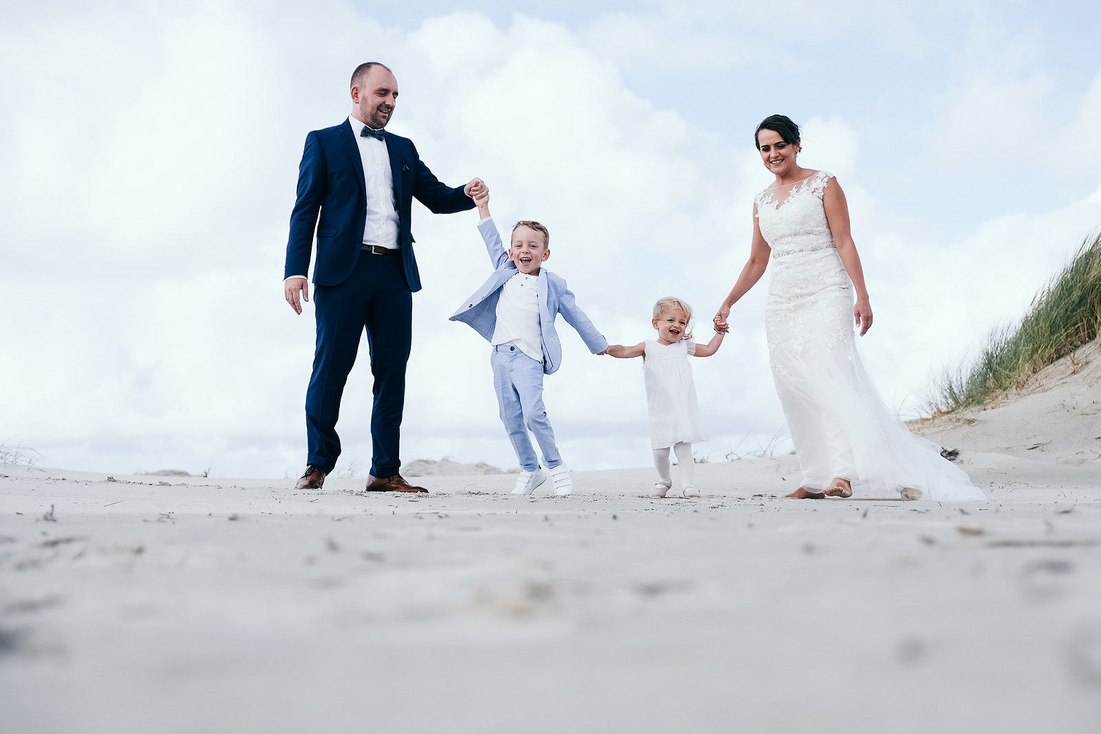 Hochzeitsfotograf Brautpaar mit Kindern am Strand in Sankt Peter-Ording