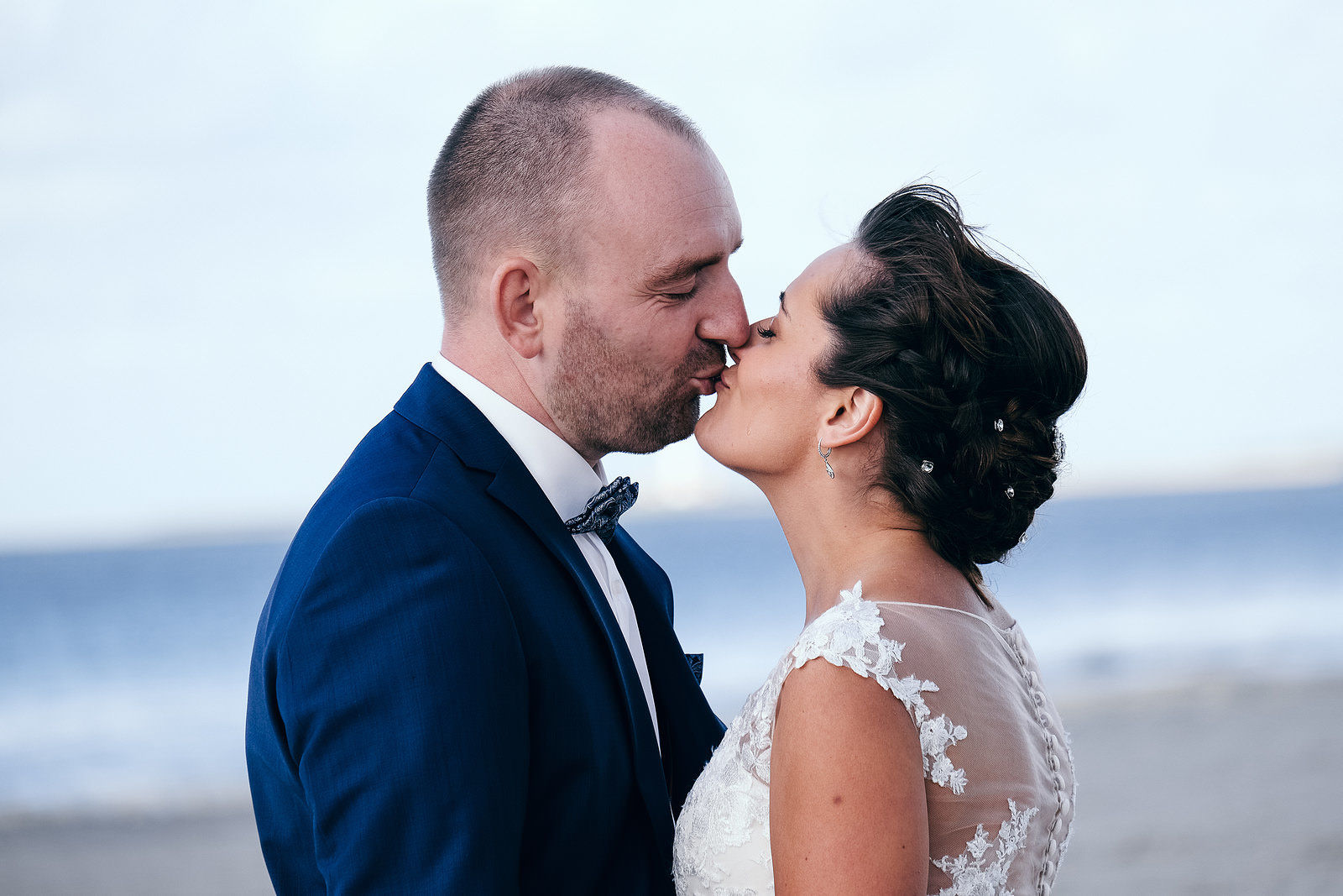 Hochzeitsfotograf Brautpaar am Strand küsst sich in Sankt Peter-Ording Hochzeitsfoto Nordsee
